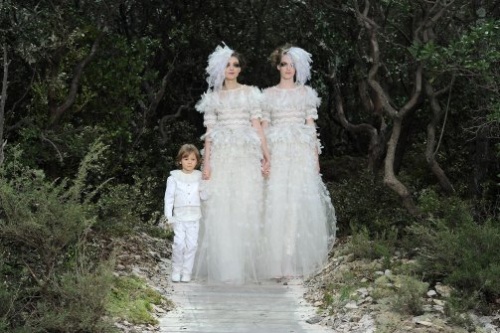 Haber | Lezbiyen Gelinler Chanel Moda Şovunu Salladı