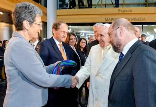 Haber | Lezbiyen vekilden Papa’ya gökkuşağı atkısı