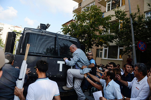 Haber | TOMA’lara fısıldayan vekil Tanal: TOMA’yı durdurmak görevim!