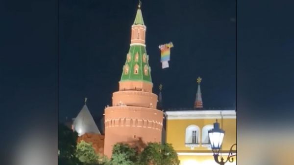 Haber | PUTİN’İN SARAYININ ÜZERİNDE LGBTİ+ BAYRAĞI UÇURDULAR